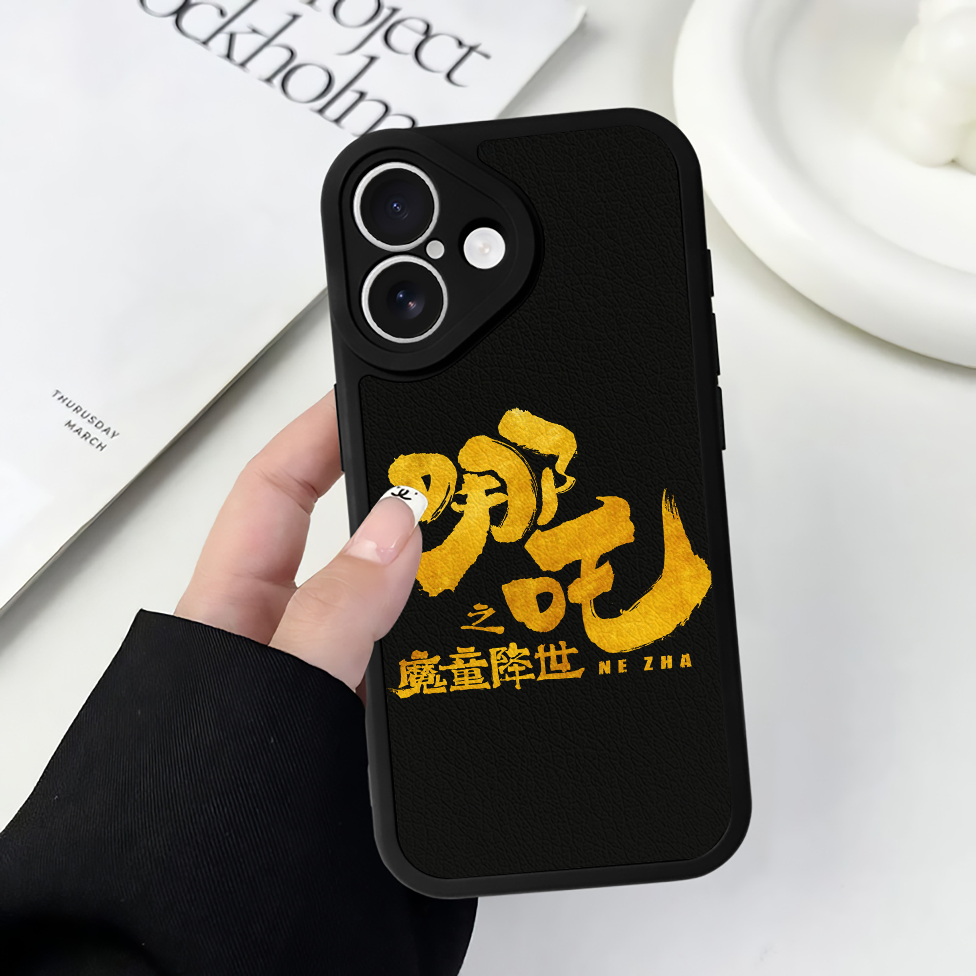 （画像用） Ne Zha 2 ナタ 魔童の大暴れ 【iPhone 16シリーズ対応】シリコンスマホケース（レザー調） 材質：シリコン